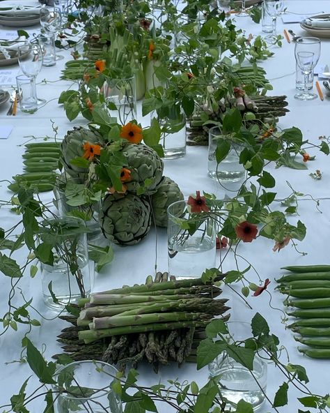 Studio Liza Langen | Summer table with favorite veggies and Thunbergia alata vine for @bikbok @elinwarn @aakerlind_pr 🌼 | Instagram Yard Long Beans, Floral Tablescapes, Thunbergia Alata, Hermes Horse, Dinner Party Tablescapes, Martagon Lily, Long Beans, Long Tables, Fruit Decor