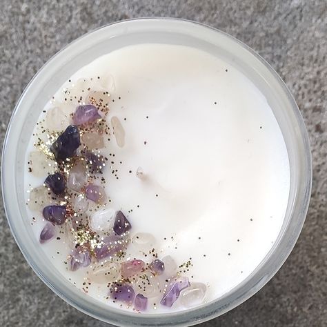 Crystals And Candles, Diy Crystal Candles, Diy Candle Business, Candles With Crystals, Candle With Crystals, Handmade Candles Diy, Gemstone Candles, Velas Candles, Diy Candles Homemade