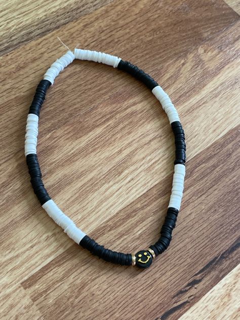 Clay Bead Ideas, White Clay Bead Bracelet, Clay Beads Bracelet, Bracelets Easy, Clay Bead Bracelet, Cute Black And White, Clay Bracelet, Diy Bracelets Easy, Bead Ideas