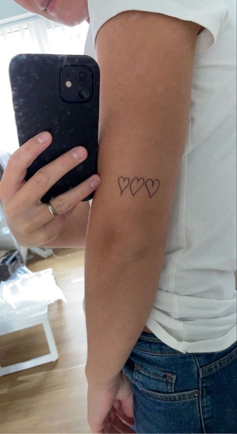 Tattoo Ideas For My Sister, Tattoo From Parents, Family Drawing Heart Tattoos, Parent Heart Tattoo, Heart Tattoo Sisters, Tattoo About Sister, Family Member Heart Tattoos, Tattoo Ideas Female Grandparents, Cute Tattoos For Parents