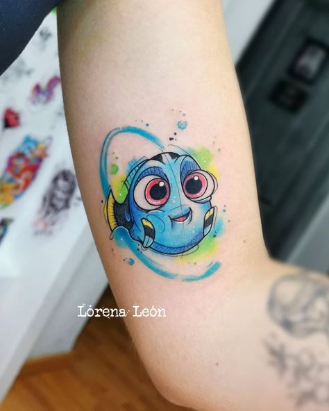 Lorena León on Instagram: “Dory @theblackbloodtattoo #tattoo #tattoos #tattooart #arttattoo #ink #inktattoo #inked #tattooed #tattoogirl #canarytattoo…” Disney Sleeve Tattoos, 90s Tattoos, Sparkle Tattoo, Easy Disney Drawings, Cartoon Character Tattoos, Disney Tattoo, Healing Tattoo, Turtle Tattoo, Glitter Tattoo