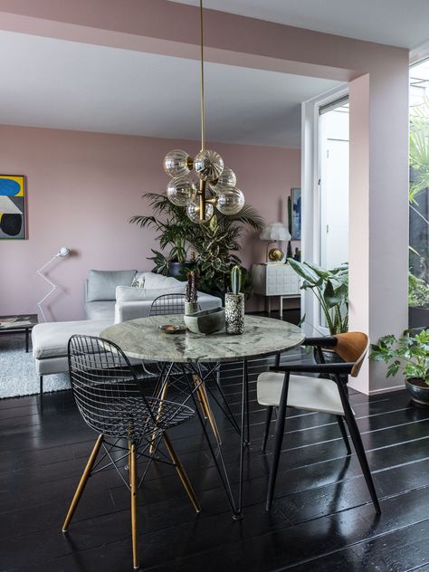 The house of Julien Rademaker & Maaike Chanowski. Image by Dim Balsem for Volkskrant Magazine, september 2015. Interior design & styling: Julien Rademaker & Maaike Chanowski. Pink wall, midcentury, vintage design, eames wire chair, marble table, plants, patio, black wooden floor, jordy van den nieuwendijk, interior design, interior styling Black Wooden Floor, Black Flooring, Dusty Pink Bedroom, Pink Bedroom Walls, Pink Bedrooms, Pink Wall, Dining Room Inspiration, Interior Deco, Table Bar