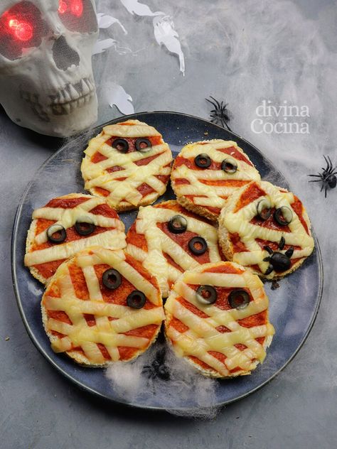 Recetas Halloween Faciles, Halloween Mini Pizza, Creepy Snacks, Pizza Halloween, Halloween Sleepover, Halloween Pizza, Recetas Halloween, Halloween Themed Birthday Party, Fun Halloween Food