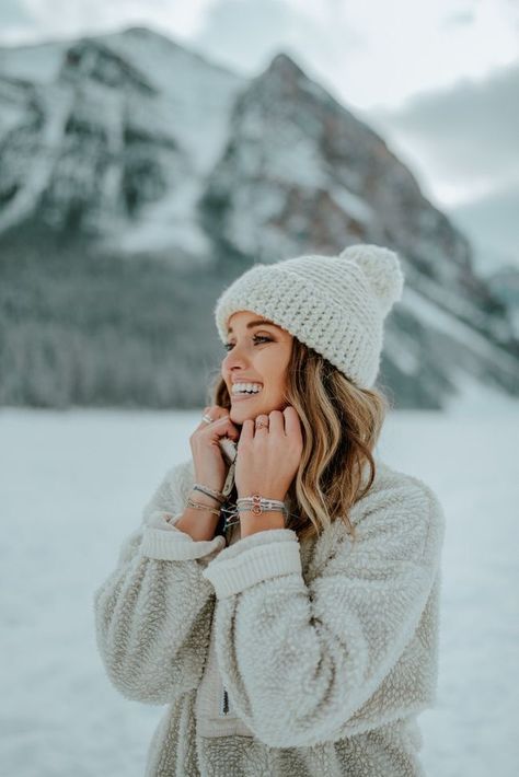 Winter Senior Photography, Winter Portraits Photography, Snow Beanie, Winter Senior Pictures, Christmas Instagram Pictures, Snow Pics, Senior Photoshoot Poses, Poses For Pictures Instagram, Snow Photoshoot