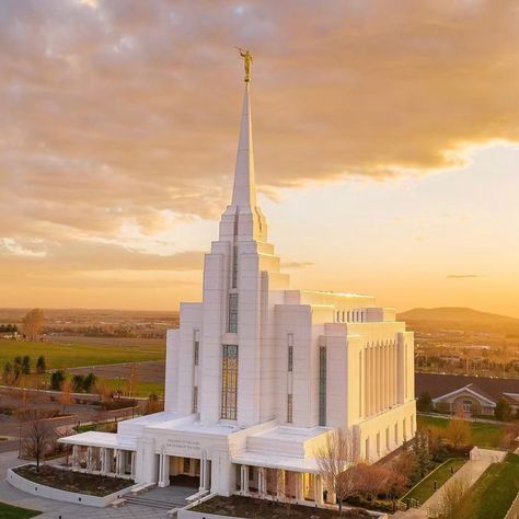 Rexburg Temple, Hawaii Temple, Rexburg Idaho, Mormon Temples, Temple Pictures, Church Of Jesus Christ, Lds Temples, Lds Quotes, Beautiful Places On Earth