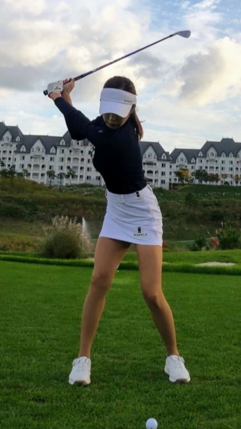 Golfer Girl Aesthetic, Golf Gf Outfits, Country Club Girl Outfits, Girls Golf Aesthetic, Women’s Golf Aesthetic, Women’s Golf Attire, Golf Skirt Outfit, Golf Aesthetic Woman, Golf Girl Aesthetic