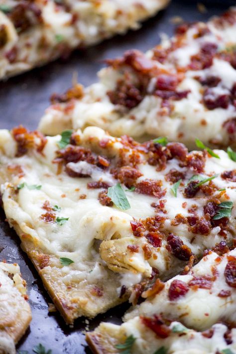 Chicken Bacon Ranch Flatbread, Ranch Pizza, Pizza Vegana, Pizza Ideas, Bread Pizza, Flatbread Recipes, Flatbread Pizza, Flat Bread, Chicken Bacon Ranch