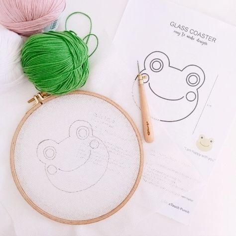 #frog #kurbaga #küçükkurbağa #punchneedle #punchneedleart #yarnart #instagood #nakış #instaart #artoftheday #photooftheday #art #pançnakışı #artworks #punch #clutch #handcrafted #handmade #design #decoration #handcraft #decor #hediye #elyapimi #dekorasyon  #craft Frog Mug, Mug Coaster, Glass Coaster, Cute Frog, Cute Frogs, Glass Coasters, Make Design, Punch Needle, Coasters