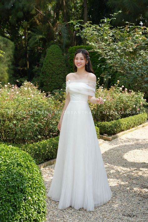 Korean Outfits For Women, Korean Bride Dress, Korean Wedding Dress Simple, Wedding Dress Korean Style, Wedding Dress Korean, Wedding Dress Styles Guide, Wedding Dresses Korean, Korean Wedding Dress, Plain Wedding Dress