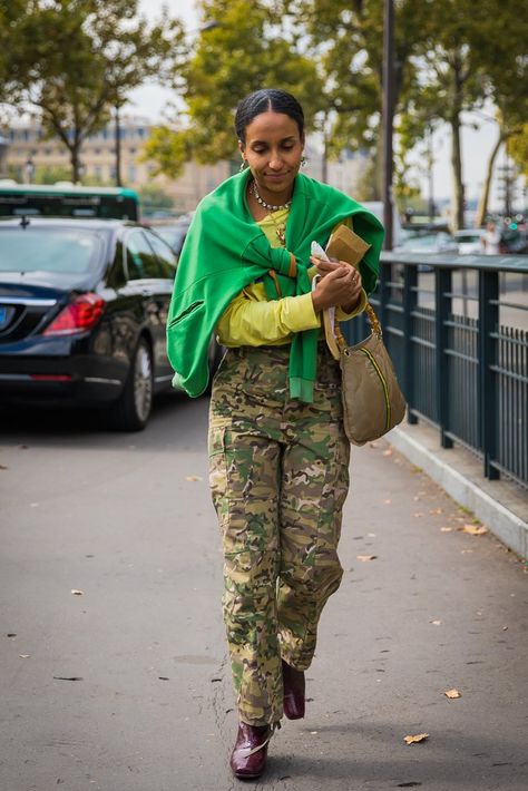 Day 3 | Paris Fashion Week Street Style Spring 2018 | POPSUGAR Fashion Photo 207 Sweatshirt Tied Around Shoulders, Street Style Spring, Paris Fashion Week Street Style, Popsugar Fashion, Winter Layering, Style Spring, Spring Street Style, Summer Fashion Trends, Parisian Chic