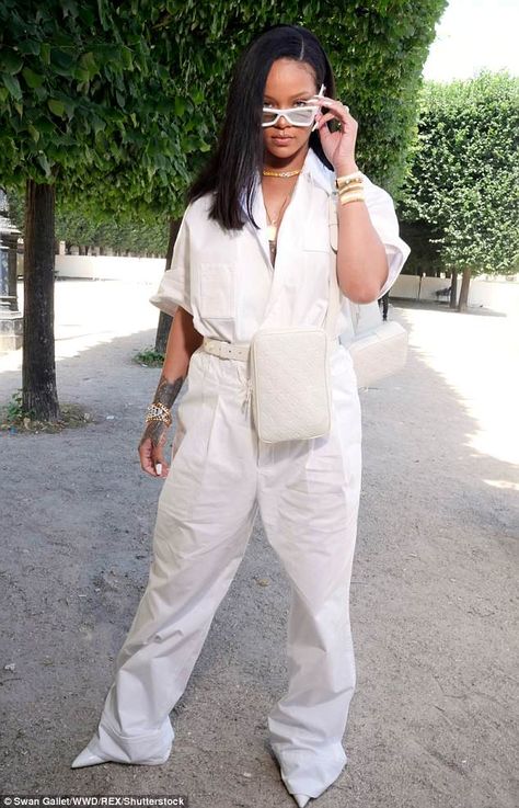 Work it: Rihanna continued to turn heads as she arrived to the Louis Vuitton Menswear SS19 in Paris on Thursday, clad in a white boiler suit Rihanna Street Style, Looks Rihanna, Rihanna Outfits, Rihanna Looks, Rihanna Riri, Rihanna Style, Boiler Suit, Rihanna Fenty, Dakota Johnson