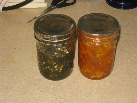 Canning candied jalapenos & habaneros Habanero Recipes, Canning Peppers, Hot Pepper Recipes, Canned Jalapenos, Cowboy Candy, Candied Jalapenos, Habanero Sauce, Jalapeno Recipes, Canned Fruit