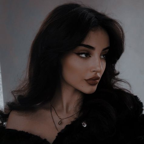 Feminine Makeup, Dark Makeup Looks, Grunge Pictures, Prom Eye Makeup, Cute Brunette, Swag Makeup, Dark Feminine Aesthetic, Cute Friend Pictures, Dark Feminine