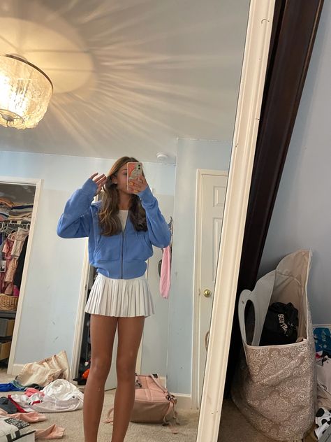 Preppy Outfits With White Skirt, Cute Preppy Outfits With Skirts, Preppy Mini Skirt, Gold Hinge Skirt Outfit Ideas, Gold Hinge Skirt Outfit Preppy, Tennis Skirt Outfit Preppy, Skirt Outfits Tennis, Gold Hinge Skirt Outfit, Outfits Tennis Skirt