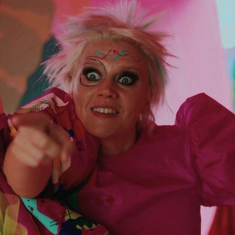 Weird Barbie Aesthetic, Weird Barbie Kate Mckinnon, Weird Barbie Makeup, Barbie Weird, Weird Barbie, Barbie Aesthetic, Kate Mckinnon, Costume Inspo, Barbie Hair