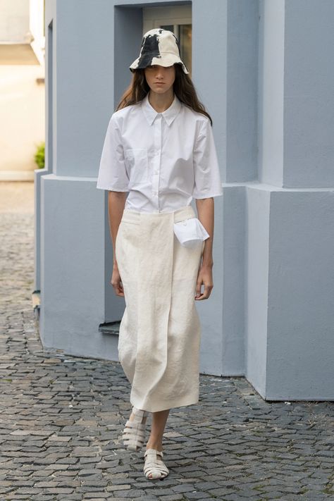 Spring 2023 Ready To Wear, Adaptive Clothing, 2023 Ready To Wear, Skirt Trends, Power Dressing, Spring Summer 2023, Spring 2023, Women Shirts Blouse, Fashion Show Collection