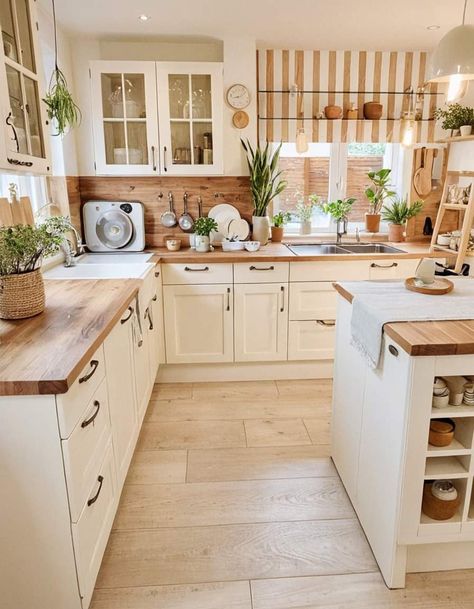 Kitchen With Tan Tile Floor, Kitchen Cute Aesthetic, Table In Middle Of Kitchen, Cream And Wood Kitchen, Kitchen With Living Room, White Cottage Kitchen, Kitchen Garbage, Traditional Kitchens, Casa Country