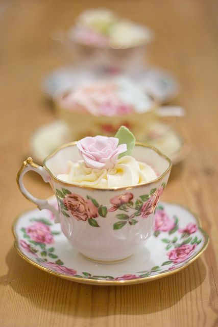 cupcakes and vintage by www.vintageandcake.co.uk Tea Cup Cupcakes, Teapot Cake, Shabby Chic Tea, High Tea Party, Vintage Tea Party, Afternoon Tea Parties, My Cup Of Tea, Cups And Saucers, China Tea