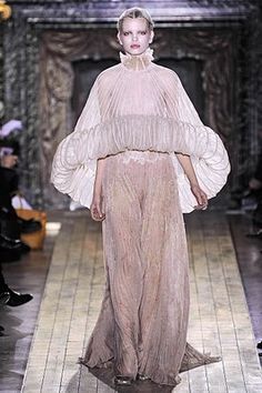 Designer Work Inspired by 1900-1910 - Valentino Spring 2011 Haute Couture with top reminiscent to the Minaret Tunic Crazy Runway Fashion, Runway Fashion Vintage, Valentino 2017, Valentino Runway, Paul Poiret, Valentino Haute Couture, 90s Runway Fashion, Fashion Background, Valentino Couture