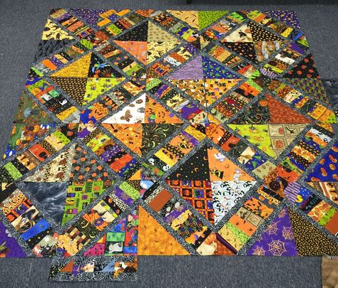 Quilting Revolution: Modified "String X" Halloween FRENZY Halloween Quilts Ideas, Halloween Quilt Panels, Quilt Halloween, Halloween Quilt Patterns, Quilt Layouts, Patterns Halloween, Crumb Quilt, Bargello Quilts, Halloween Quilt