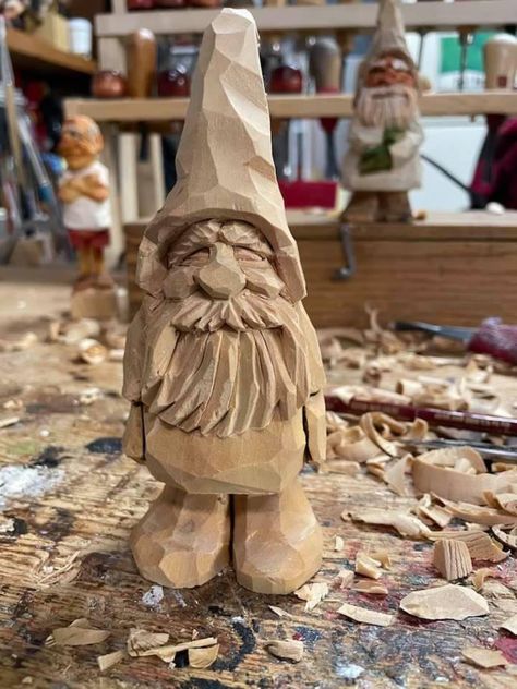 Elf Carving, Tre Kunst, Chainsaw Wood Carving, Wood Carving Art Sculpture, Wood Carving Faces, Hand Carved Walking Sticks, Santa Carving, Dremel Carving, Simple Wood Carving