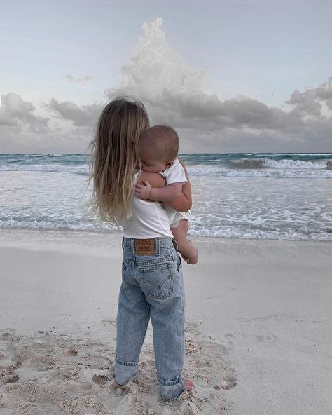 Mom Jeans Photoshoot, Jeans Photoshoot, Newborn Baby Photoshoot, Nature Photoshoot, Cora Reilly, Blonde Hair Inspiration, Future Mom, Mommy Life, Baby Photoshoot