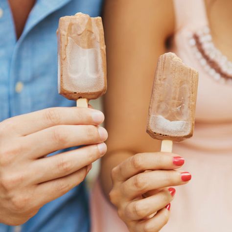 Diy Popsicle Recipes, Popsicles Illustration, Banana Popsicle Recipes, Nutella Popsicles, Protein Popsicles, Chocolate Popsicles, Ice Cream Photography, Home Remedies For Pimples, Ice Popsicle