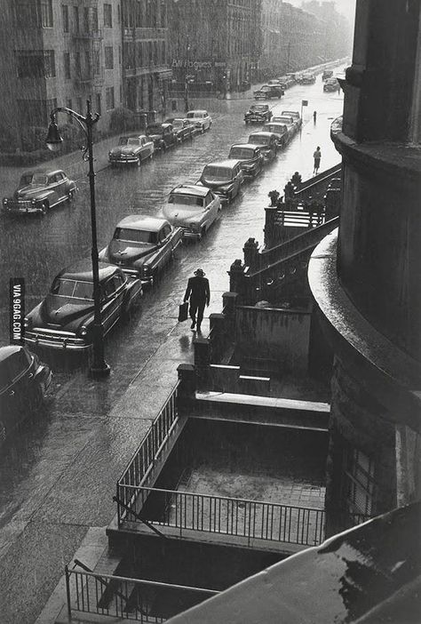 Man in the Rain, New York City, 1952 Man In Rain, Ruth Orkin, Vivian Maier, People Walking, Walking In The Rain, New York Aesthetic, Foto Art, Vintage New York, Female Photographers