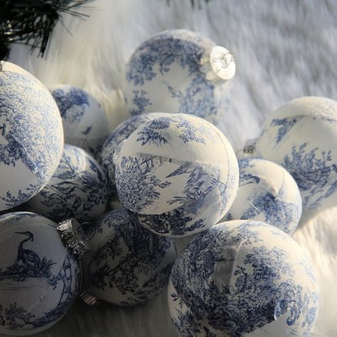 French Christmas Tree, Toile Christmas, Chinoiserie Ornaments, Country Christmas Trees, Chinoiserie Christmas, Blue Christmas Decor, French Christmas, Modern Christmas Decor, Country Christmas Decorations