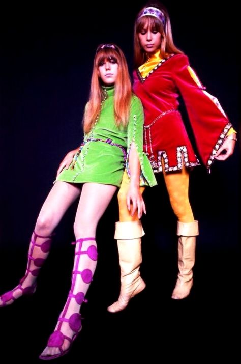 Jenny (left) and Patti Boyd modeling in 1967 Jenny Boyd, 60’s Fashion, Pattie Boyd, 60s 70s Fashion, 60s And 70s Fashion, Velvet Tunic, Lauren Hutton, 70s Inspired Fashion, 70’s Fashion