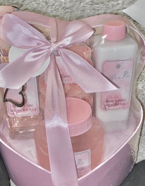 Birthday Gifts Coquette, Coquette Birthday Presents, 2000s Gift Ideas, Coquette Gift Basket, Coquette Presents, Coquette Birthday Gifts, Coquette Gift Ideas, Winter Gift Basket Ideas, Pink Birthday Basket