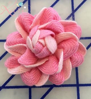 16 Rick Rack Crafts, Rick Rack Flowers, Clothes Embroidery, Ribbon Flower Tutorial, Fabric Origami, Creative Sewing, Everlasting Flowers, Fabric Embellishment, Handmade Flowers Fabric