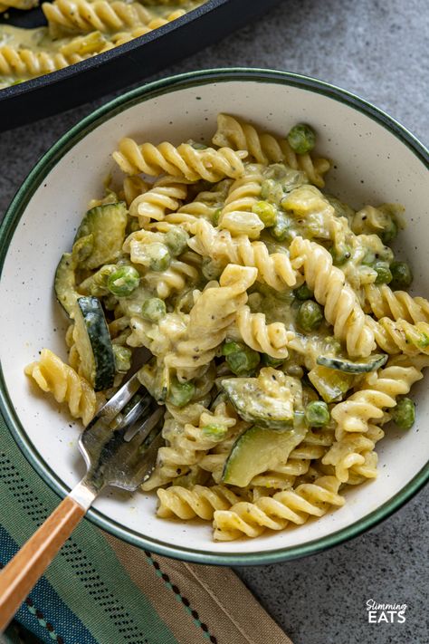 One Pot Creamy Pesto Courgette Pea Pasta - a simple delicious all in one pan pasta meal that will become a regular feature on your meal pan. Gluten free, vegetarian, Slimming World and Weight Watchers friendly Pea Pasta, Carrot And Lentil Soup, Pan Pasta, Creamy Pesto Pasta, Spicy Carrots, Creamy Peas, One Pan Pasta, Pea Pesto, Quick Pasta Recipes