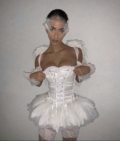 Black Swan Costume Halloween, Swan Lake Costumes, Swan Costume, Black Swan Costume, Halloween Pics, Hot Halloween Outfits, Monochromatic Fashion, Trendy Halloween Costumes, Halloween Costume Outfits