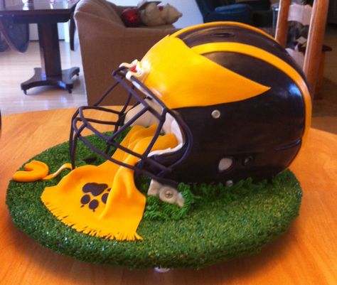 Football Helmet - Cake is raised on board and shims, keeping it off fake grass. Used real mask to lay gum paste on to dry for cake. Football Banquet Centerpieces, Seahawks Cake, Football Helmet Cake, Helmet Cake, Football Cakes, Banquet Centerpieces, Football Banquet, Sport Cakes, Ricotta Cake