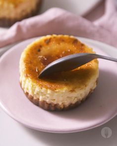 كريم بروليه, Foodies Of Sa, Creme Brulee Cheesecake, Resepi Biskut, Brulee Recipe, Creme Brulee Recipe, Mini Cheesecake Recipes, Food Videos Desserts, Cooking Recipes Desserts