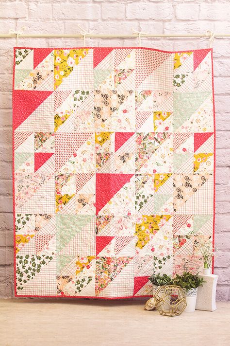 Hst Quilt, Triangle Quilt Pattern, Baby Clothes Quilt, Quilt Modernen, Half Square Triangle Quilts, Geometric Quilt, Quilt Care, Baby Quilt Patterns, Pretty Quilt