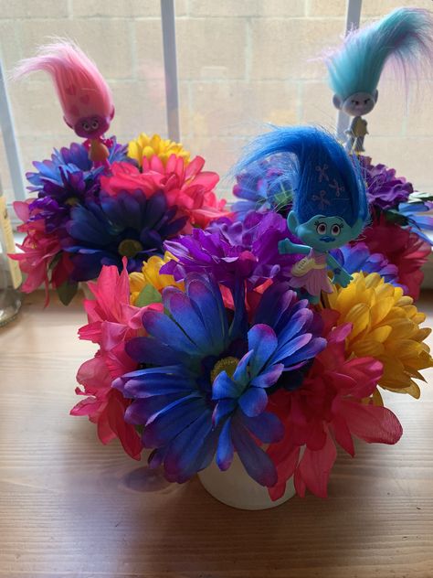 Dollar store flowers and pot Walmart small trolls Trolls Centerpieces Ideas Diy, Trolls Centerpieces Ideas, Trolls Crafts, Trolls Centerpieces, Trolls Birthday Cake, Rose Birthday, Trolls Party, Centerpieces Ideas, Ideas Fiesta