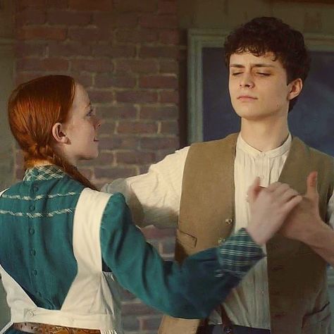 2,789 Likes, 11 Comments - @𝚊𝚗𝚗𝚎_𝚌𝚞𝚝𝚑𝚋𝚎𝚛𝚝𝚝 (@anne_cuthbertt) on Instagram: “Anne and Gilbert dancing together 🥺💚 • • • • • • • • #renoveannewithane  #renewannewithane…” Anne Gilbert, Anne Blythe, Anne And Gilbert, Dancing Together, Amybeth Mcnulty, Gilbert And Anne, Anne White, Gilbert Blythe, Image Film