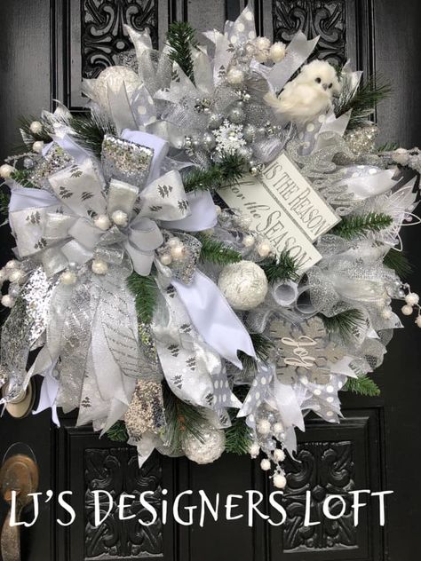 White Mesh Wreath Ideas, White Xmas Wreaths, White Winter Wreaths, Silver Christmas Wreath Ideas, White Christmas Wreath Ideas, Winter Mesh Wreath, White Mesh Wreath, Holly Decor, White Wreaths