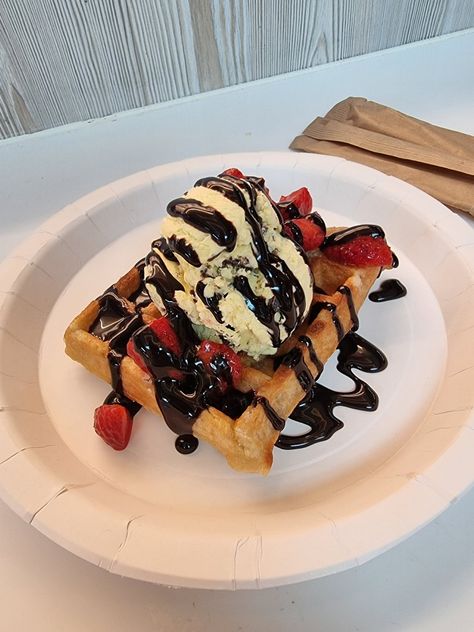 #waffle #chocolate #strawberry #icecream #food #aesthetic Waffles Aesthetic, Waffle Chocolate, Waffle Breakfast, Waffle Ice Cream, Breakfast Waffles, Cream Aesthetic, Chocolate Strawberry, Latte Art, Girly Things