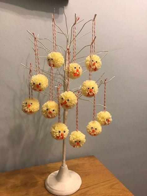 Påskeaktiviteter For Barn, Easter Outdoor, Easter Tree Ornaments, Pom Pom Decorations, Easter Wood Crafts, Easter Tree Decorations, Crafts Easter, Easter Chick, Pom Pom Crafts