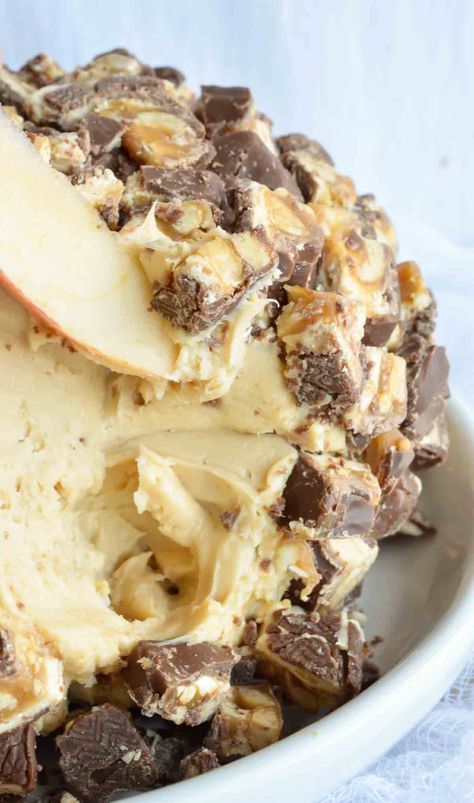 This Sweet Snickers Cheese Ball Recipe is perfect for your game day party! This dessert dip will be a crowd favorite! Chocolate Cheese Ball, Dessert Cheese Ball, Cheese Ball Recipes Easy, Cream Cheese Ball, Dessert Dip, Cheese Ball Recipe, Game Day Party, Appetizers For A Crowd, Sweet Dips