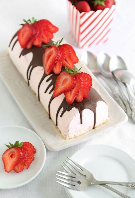 Chocolate Ice Cream Topping, Frozen Strawberry Desserts, Frozen Strawberry, Cake Roll Recipes, A Piece Of Cake, Ice Cream Toppings, Think Food, Roll Cake, Strawberry Desserts