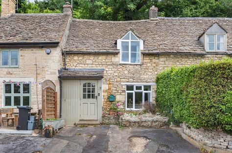 Old English Cottage Exterior, Small Cozy House, English Country Cottage Interiors, Cotswold Cottage Interior, Exterior Cottage, Cottages Uk, Stroud Gloucestershire, Old English Cottage, British Cottage