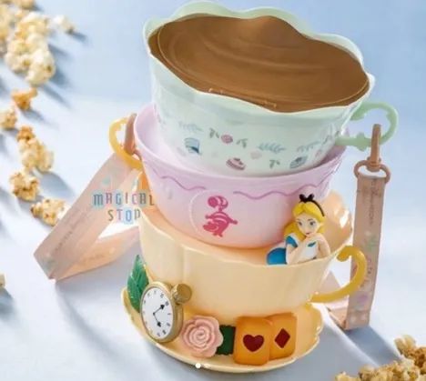 Disneyland Bedroom, Disney Popcorn, Disney Popcorn Bucket, Popcorn Buckets, Alice In The Wonderland, Alice Tea Party, Disney Cups, Disney Japan, Popcorn Bucket