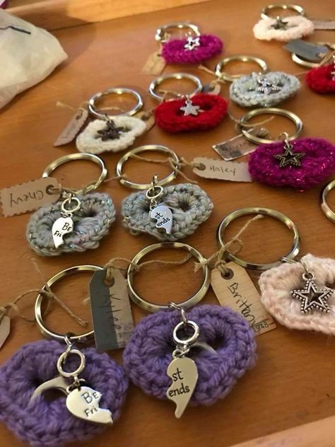 Made wth pop can tabs Can Tab Keychain, Yarn Heart, Pop Can Tabs, Can Tabs, Pop Tabs, Pop Cans, Crochet Stitches Video, Key Tags, Crochet Heart