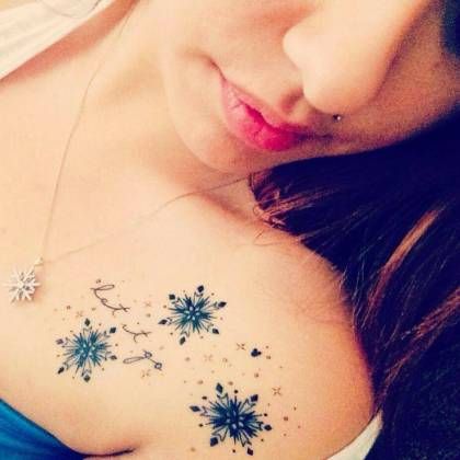 Frozen Tattoo, Winter Tattoo, Girl Shoulder Tattoos, Snow Flake Tattoo, Retro Tattoos, Best Tattoos For Women, Tattoos Geometric, Geniale Tattoos, Delicate Tattoo