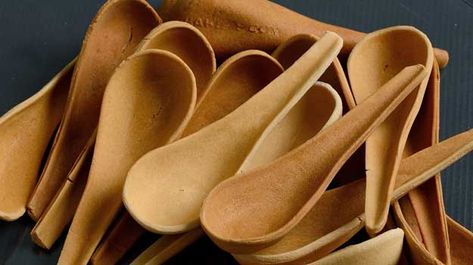 In India, 120 billion pieces of disposable cutlery is used every day. One company decided to make edible cutlery instead. #coexist Edible Spoons, Design Thinking Process, Home Catering, Food Innovation, Disposable Cutlery, Food Tech, Plastic Utensils, Plastic Cutlery, Herbal Tea Blends