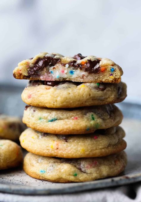 Frosting Filled Chocolate Chip Cookies are such a fun cookie recipe! A surprise of sprinkles & frosting are waiting on the inside! #cookiesandcups #chocolatechipcookies #cookies Oreo Filling Recipe, Filled Chocolate Chip Cookies, Cookies With Frosting, Filled Cookies, Delicious Cookie Recipes, Sweet Cookies, Best Cookie Recipes, Cake Mix Recipes, Easy Cookie Recipes